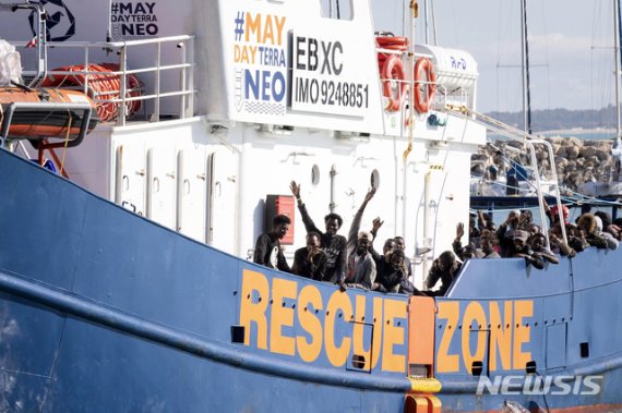 [포찰로( 이탈리아)= AP/뉴시스] 스페인의 난민구조선 '아이타 마리'호에 타고 지난 해 11월 26일 시칠리아의 포찰로 항구에 입항하는 지중해 난민들. 이탈리아 정부는 스페인 구조선 오픈 암스가 구조한 363명에 대해서도 1일(현지시간) 상륙을 허용하고 본토 이송을 약속했다.
