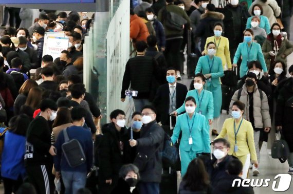 인천국제공항 출국장에서 항공사 직원들과 여행객들이 마스크를 착용하고 있다.2020.1.31/뉴스1 © News1 이광호 기자