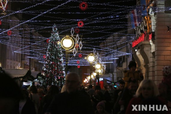 [ 리예카 ( 크로아티아)= AP/뉴시스] 크로아티아의 리예카 시에서 지난 해 11월 30일 성탄절을 앞두고 거리 장식의 점화식이 열리고 있다. 유서깊은 최대 항구도시 리예카는 올해의 유럽문화도시로 선정돼 1일 개막식을 가졌다.