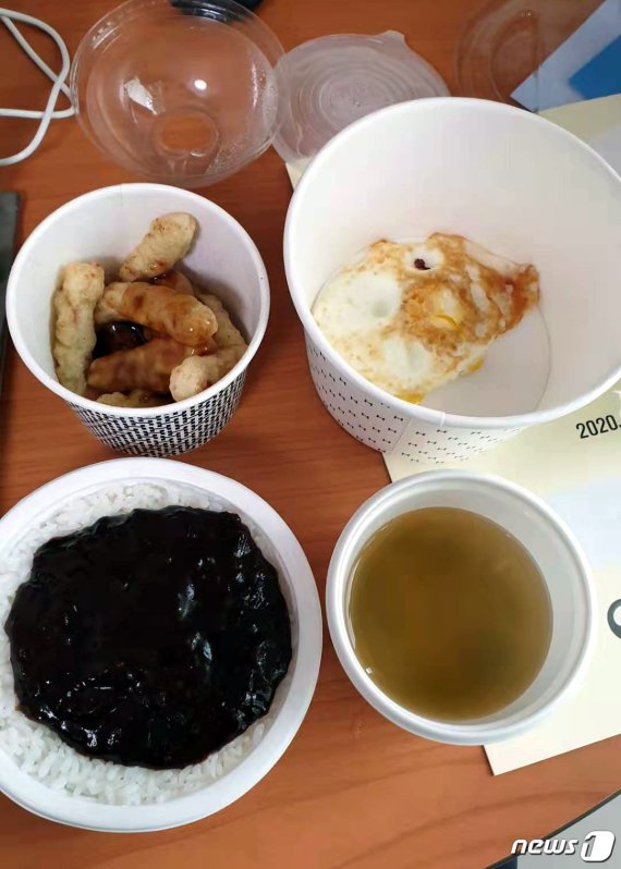 1일 충남 아산 경찰인력개발원에 교민들에 배식받은 점심. 교민 이모씨는 식사량이 적었다며 즉석밥이라도 하나 더 나왔으면 좋겠다고 전했다.(독자제공)© 뉴스1