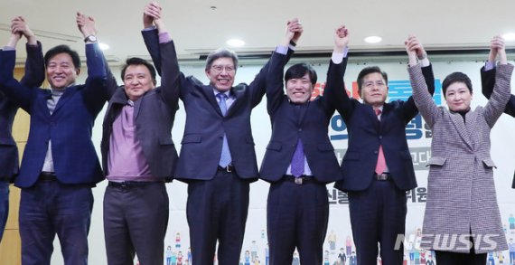 [서울=뉴시스] 장세영 기자 = 황교안 자유한국당 대표와 박형준 혁신통합추진위원회 위원장 등이 31일 서울 여의도 국회 의원회관에서 열린 혁신통합추진위원회 제1차 대국민보고대회에서 손을 잡고 기념촬영을 하고 있다. 사진은 오세훈(왼쪽부터) 전 서울시장, 김영환 전 의원, 박형준 혁통위원장, 하태경 새로운보수당 책임대표, 황교안 자유한국당 대표, 이언주 미래를 향한 전진 4.0(전진당) 대표. 2020.01.31. photothink@newsis.com