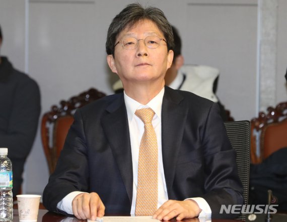 [서울=뉴시스]김명원 기자 = 유승민 새로운보수당 보수재건위원장이 31일 오전 서울 여의도 국회 의원회관에서 열린 제10차 당대표단 회의에 참석해 발언하는 대표들의 이야기를 경청하며 무언가 생각하고 있다. 2020.01.31. kmx1105@newsis.com