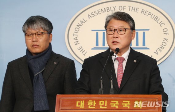 [서울=뉴시스]김명원 기자 = 조원진 우리공화당 대표가 21일 오전 서울 여의도 국회 정론관에서 인재영입 4호인 김문연(왼쪽) 경제학 박사 발표 기자회견을 하고 있다. 2020.01.21. kmx1105@newsis.com
