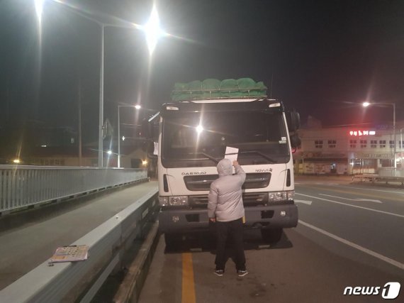 대전 중구가 대형 사업용 자동차 차고지외 밤샘주차 야간 단속활동으로 시민 불편 해소에 나섰다. © 뉴스1
