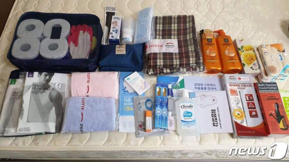 1일 우한 교민 이모씨가 충남 아산 경찰인재개발원에 입소하며 지급받은 물품들(독자제공)© 뉴스1