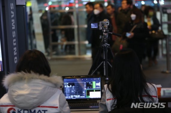 [강릉=뉴시스] 김경목 기자 = 신종 코로나바이러스(우한 폐렴) 12번째 확진자가 설 연휴를 앞둔 지난달 22~23일 강릉여행을 한 사실이 밝혀진 2일 오전 강릉시 공무원들이 강릉시 강릉역에서 열상 감지기를 이용해 사람들의 체온 상태를 확인하고 있다. 2020.02.02. photo31@newsis.com