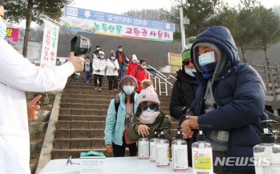 [화천=뉴시스] 한윤식 기자 = 2일 오전 강원 화천군 보건의료원 직원들이 화천산천어축제장 출입구에서 열화상 카메라로 관광객들의 발열 여부를 체크하고 있다. 2020.02.02.nssysh@newsis.com