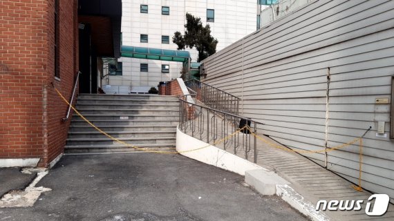 2일 찾은 서울 종로구 명륜교회 출입구에 쇠사슬이 둘러져있다.2020.02.02/뉴스1 © 뉴스1