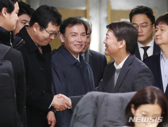 [서울=뉴시스] 김진아 기자 = 안철수 전 의원이 2일 서울 여의도 국회 의원회관에서 열린 정치혁신 언론인 간담회에서 신당 추진 계획을 발표하기 위해 참석하던 중 인사를 하고 있다. 2020.02.02. bluesoda@newsis.com