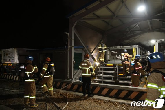 2일 새벽 4시 21분께 폭발로 불이난 울산 남구 성암동에 위치한 가스업체인 버슘머트리얼즈피엠코리아에 소방대원들이 화재를 진압하고 있다.© 뉴스1
