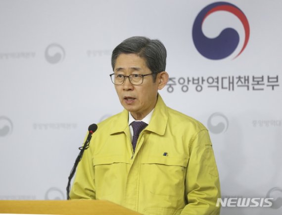 [서울=뉴시스]노홍인 중앙사고수습본부 총괄책임관이 2일 오전 정부세종청사에서 열린 신종 코로나 바이러스 감염증(우한 폐렴) 정례 브리핑에서 발언을 하고 있다.(사진=중앙사고수습본부 제공) 2020.02.02. photo@newsis.com