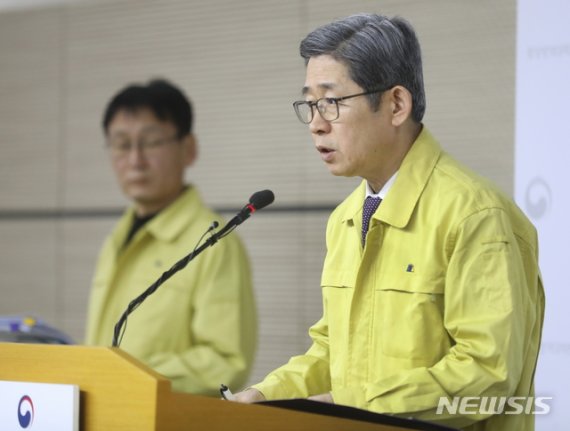 [서울=뉴시스]노홍인 중앙사고수습본부 총괄책임관이 2일 오전 정부세종청사에서 열린 신종 코로나 바이러스 감염증(우한 폐렴) 정례 브리핑에서 발언을 하고 있다.(사진=중앙사고수습본부 제공) 2020.02.02. photo@newsis.com