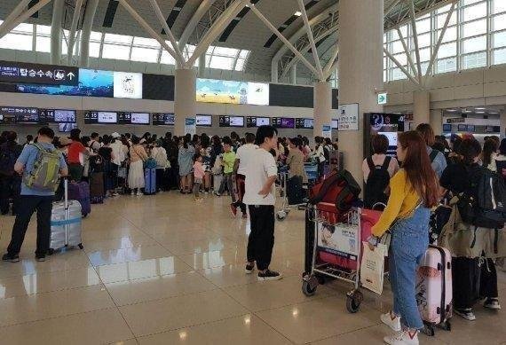 제주국제공항 국제선 대합실. 중국인 관광객들이 출국 수속을 기다리고 있다. /사진=fnDB