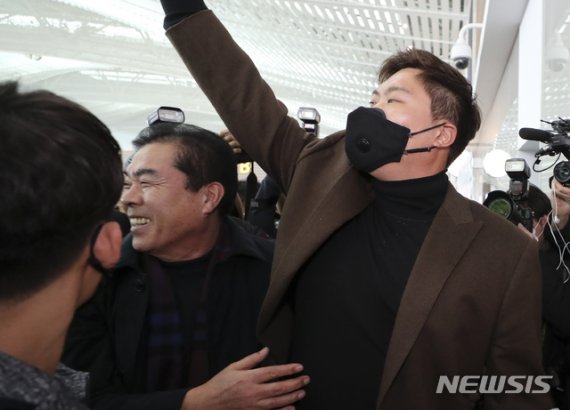 [인천공항=뉴시스]최진석 기자 = 메이저리거 류현진이 2일 오후 인천공항을 통해 토론토 블루제이스 스프링캠프에 합류하기 위해 미국으로 출국하며 가족들에게 인사하고 있다. 2020.02.02. myjs@newsis.com