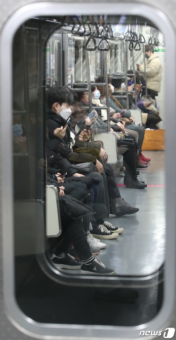 日지하철 종착역서 잠들어있는 50대男 깨웠는데... 일본 '발칵'