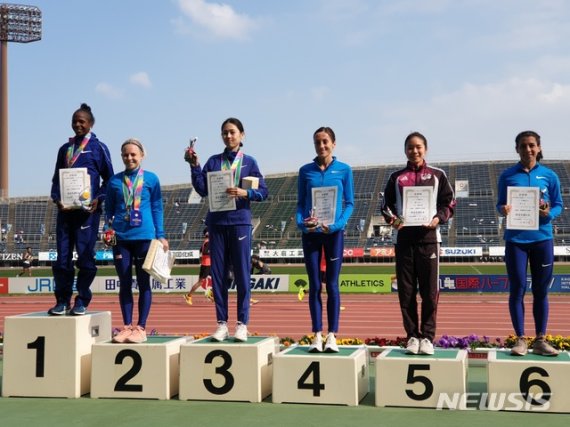[서울=뉴시스] 한국 여자 마라톤 간판 최경선(왼쪽 세 번째)이 2일 일본 가가와 마루가메 피카라 스타디움에서 열린 2020 가가와 마루가메 국제하프마라톤에서 3위에 오르며 여자 하프마라톤 한국 신기록을 썼다. (사진=대한육상연맹 제공)