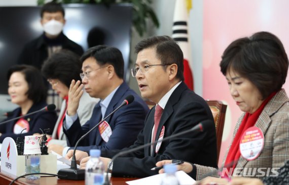 황교안 자유한국당 대표가 2일 서울 여의도 국회에서 열린 신종 코로나바이러스 감염증(우한 폐렴) 대책 TF 회의에서 발언을 하고 있다.