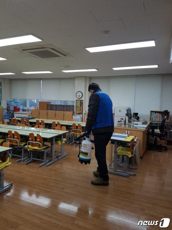 2일 서울 은평구 예일초등학교에서 은평구 보건소 관계자가 소독을 진행하고 있다.(예일초등학교 제공) © 뉴스1