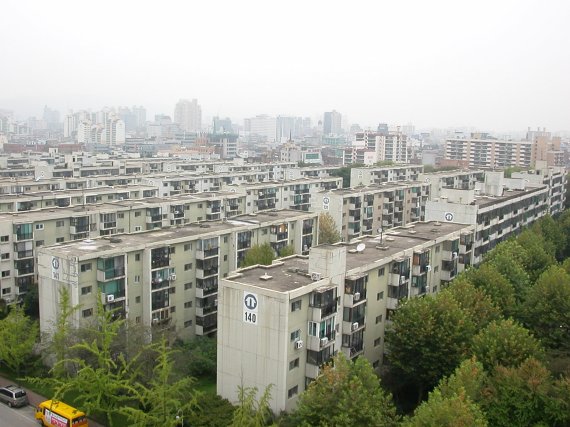 서울 강동구 둔촌주공 재건축 아파트의 단지명이 '올림픽파크 포레'로 좁혀지고 있다. 철거 전 둔촌주공아파트 전경