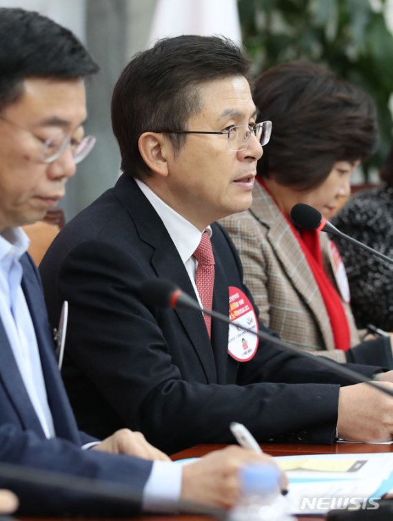 [서울=뉴시스] 김진아 기자 = 황교안 자유한국당 대표가 2일 서울 여의도 국회에서 열린 신종 코로나바이러스 감염증(우한 폐렴) 대책 TF 회의에서 발언을 하고 있다. 2020.02.02. bluesoda@newsis.com