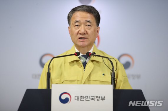 [서울=뉴시스]박미소 기자 = 박능후 보건복지부 장관(중앙사고수습본부장)이 2일 오후 서울 종로구 정부서울청사 브리핑룸에서 신종 코로나바이러스 감염증(우한폐렴) 관련 확대 중앙사고수습본부 회의 결과를 발표하고 있다. 2020.02.02. misocamera@newsis.com