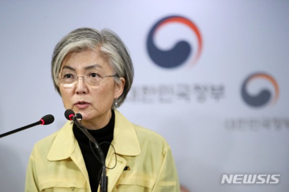 [서울=뉴시스]박미소 기자 = 강경화 외교부 장관이 2일 오후 서울 종로구 정부서울청사 브리핑룸에서 신종 코로나바이러스 감염증(우한폐렴) 관련 확대 중앙사고수습본부 회의 결과 발표 브리핑에서 취재진의 질문에 답하고 있다. 2020.02.02. misocamera@newsis.com