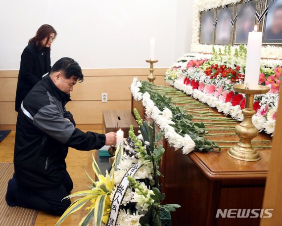 [동해=뉴시스] 김경목 기자 = 심규언 동해시장이 1일 오후 강원 동해시 근로복지공단 장례식장 3층 가스폭발 설날참사 희생자 일가족 6명의 합동분향소에서 분향하고 있다. 2020.02.01. (사진=동해시청 제공) photo＠newsis.com
