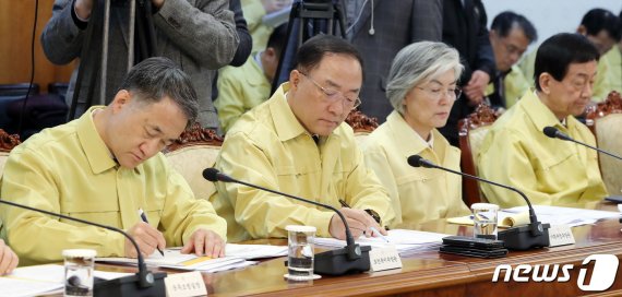 28일 오후 서울 종로구 정부서울청사에서 열린 신종 코로나바이러스 대응 관계장관회의에서 각부 장관들이 정세균 국무총리의 모두발언을 듣고 있다. 2020.1.28/뉴스1 © News1 이동해 기자