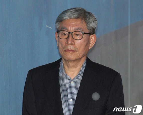 박원순 서울시장 제압 문건 작성 등 민간인 불법 사찰 혐의를 받고 있는 원세훈 전 국정원장이 8일 오후 서울 서초구 서울중앙지방법원에서 열린 국가정보원법 위반 등 공판에 출석하고 있다. 2019.5.8/뉴스1 © News1 신웅수 기자