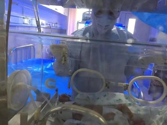 [서울=뉴시스] 지난달 24일 중국 후베이성 톈먼시 제1병원에서 의료진이 인큐베이터안에 있는 아이의 상태를 체크하고 있다. 이날 이 병원에서는 신종 코로나바이러스 감염증(우한 폐렴)에 걸린 산모가 쌍둥이를 출산했다. <사진출처: 펑파이신문>