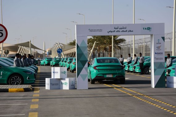 현대자동차가 지난달 22일 킹 칼리드(King Khalid) 국제공항에서 알 사프와社에 인도한 신형 쏘나타(현대자동차 제공)© 뉴스1