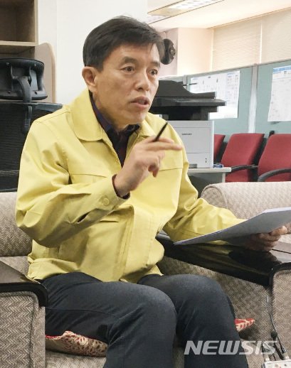 [대전=뉴시스] 이강혁 대전시 보건복지국장이 3일 오전 시청 기자실에서 신종코로나바이러스(우한 폐렴) 대책 상황을 설명하고 있다.