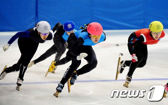 김아랑 선수가 전북 전주빙상경기장에서 열린 전국동계체육대회 쇼트트랙 경기에서 역주를 하고 있다. /뉴스1