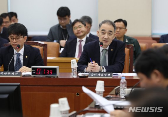 [서울=뉴시스] 고승민 기자 = 왕정홍 방위사업청장이 19일 서울 여의도 국회에서 방위산업 발전 및 지원에 관한 법률안 등을 안건으로 열린 국방위원회 전체회의에서 의원 질의에 답하고 있다. 2019.11.19.kkssmm99@newsis.com