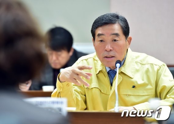 윤화섭 안산시장이 신종 코로나바이러스 대응 대비 긴급회의를 주재하고 있다.(안산시)© 뉴스1
