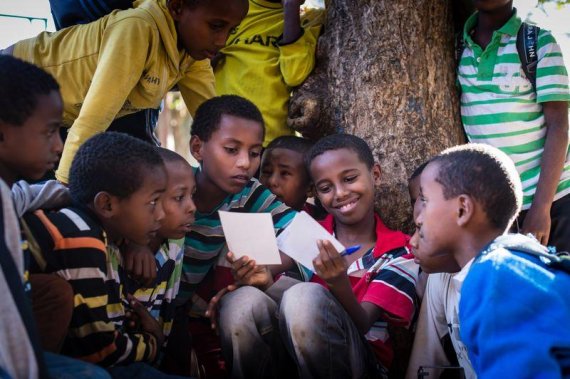 후원자에게 받은 편지를 보며 웃고 있는 에티오피아컴패션 어린이의 모습 (사진=한국컴패션)