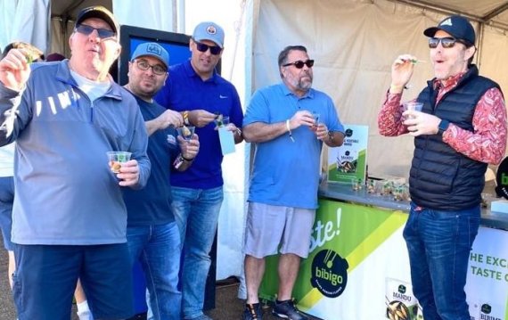 미국 애리조나주 피닉스에서 지난 2일(현지시간)까지 닷새간 열린 WMPO PGA투어에서 갤러리들이 '비비고' 대표 제품을 먹고 있다. CJ제일제당 제공