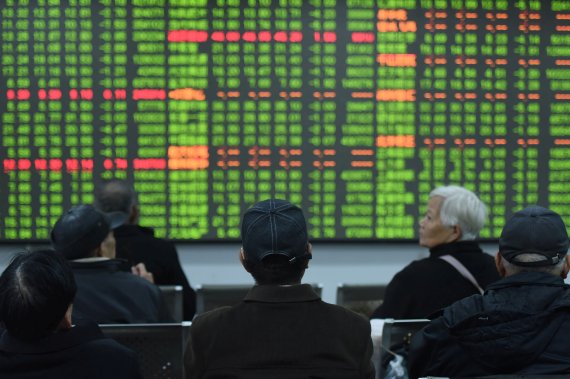 중국 저장성 항저우에서 시황판을 보고 있는 중국 투자자들.로이터뉴스1