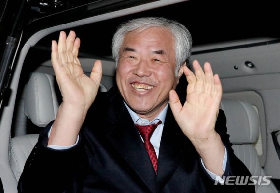 [서울=뉴시스]김병문 기자 = 한국기독교총연합회(한기총) 대표회장 전광훈 목사가 3일 오후 서울 종로구 종로경찰서에서 기부금품의 모집 및 사용에 관한 법률 위반 등 혐의로 조사를 받은 후 차량에 탑승하며 손을 흔들고 있다. 2020.02.03. dadazon@newsis.com