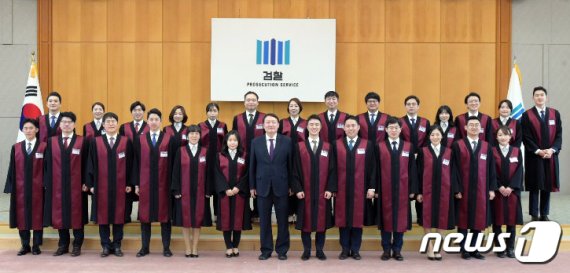 윤석열 검찰총장이 3일 서울 서초구 대검찰청에서 열린 신입검사신고식에 참석에서 신입 검사들과 함께 기념촬영을 하고 있다. (대검찰청 제공) 2020.2.3/뉴스1