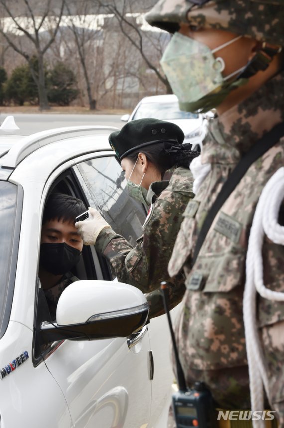 [화성=뉴시스] 김종택 기자 = 경기지역 군 부대에서 우한폐렴(신종 코로나바이러스 감염증) 예방을 위해 영내 출입자들의 체온을 측정하는 모습. 사진은 기사와 관계 없음. 2020.01.30.semail3778@naver.com