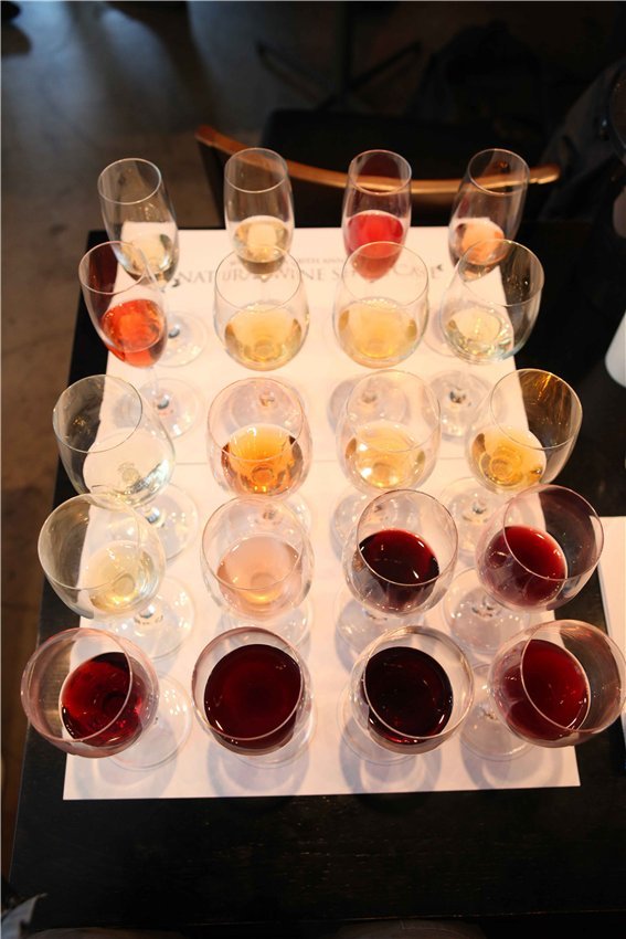 내추럴 와인 쇼케이스 행사에 서빙된 스파클링 와인, 화이트 와인 , 레드 와인. 위쪽 왼쪽부터 아래까지 같은 방식으로 1번부터 20번까지 와인이 따라져 있다.