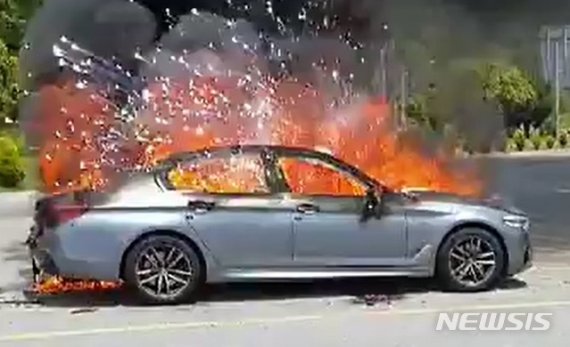 【해남=뉴시스】변재훈 기자 = 지난해 5월25일 오전 10시23분께 전남 해남군 송지면 편도 2차선 도로를 주행하던 A(42)씨의 BMW 520d 차량에서 불이 나 소방당국에 의해 21분만에 꺼졌다. 이 불로 차량이 모두 탔으나 운전자 A씨는 화재 직전 대피해 인명피해는 없었다. 2019.05.25. (사진=전남 해남소방서 제공)photo@newsis.com