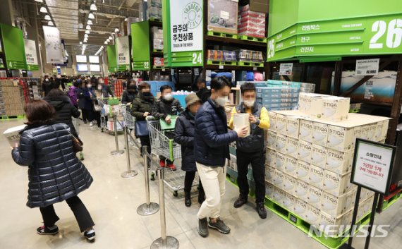 [서울=뉴시스] 이마트 트레이더스 매장에서 소비자들이 줄을 서 마스크를 구입하고 있다. (사진=이마트 제공)
