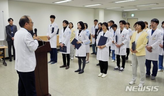 [전주=뉴시스]윤난슬 기자 = 전북대학교병원은 개원 111주년을 맞아 병원 발전에 기여한 공로자 118명에게 표창장을 수여했다고 4일 밝혔다.(사진=전북대병원 제공)
