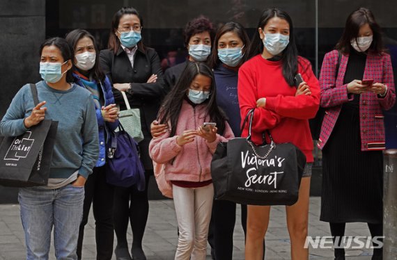 [홍콩=AP/뉴시스]3일(현지시간) 신종 코로나바이러스 감염증(우한폐렴)을 우려한 홍콩 시민들이 마스크를 쓴 채 거리에 서있는 모습. 2020.02.03.