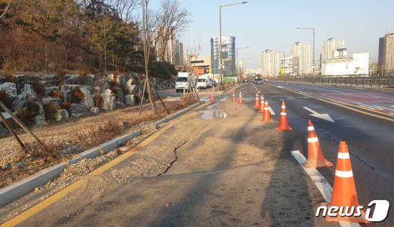 김포 장기동의 한 도로에 매설된 상수도관이 파열된 모습.(독자제공)© 뉴스1