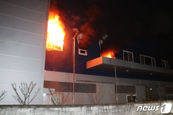 4일 오전 2시45분쯤 경기 오산시의 한 공장에서 불이 나 2시간만에 진화됐다. (경기소방재난본부 제공) © 뉴스1
