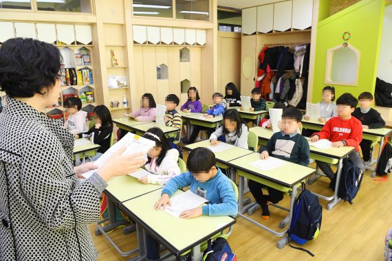 서울지역 한 초등학교 학생들이 교실안에서 수업을 듣고 있다. 사진=박범준 기자