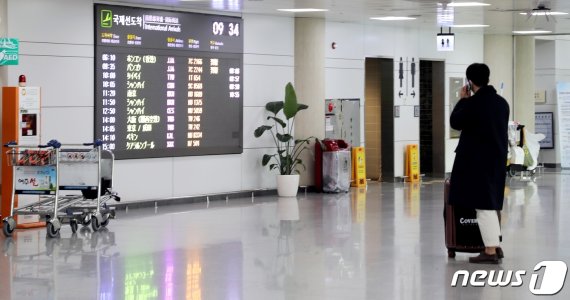 무사증 제도가 임시 중단된 첫날인 3일 오전 제주국제공항 국제선 도착장이 비교적 한산한 모습을 보이고 있다.2020.2.3/뉴스1 © News1 홍수영 기자